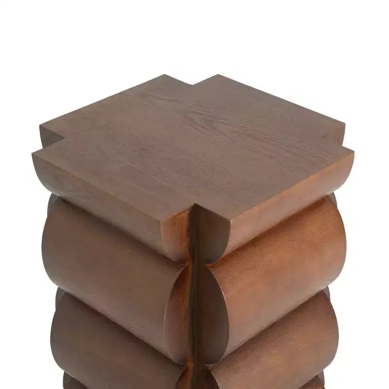 Table d'appoint moderne en bois avec design courbé